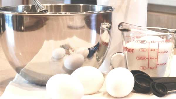 Kitchen mixing bowl and glass measuring jug